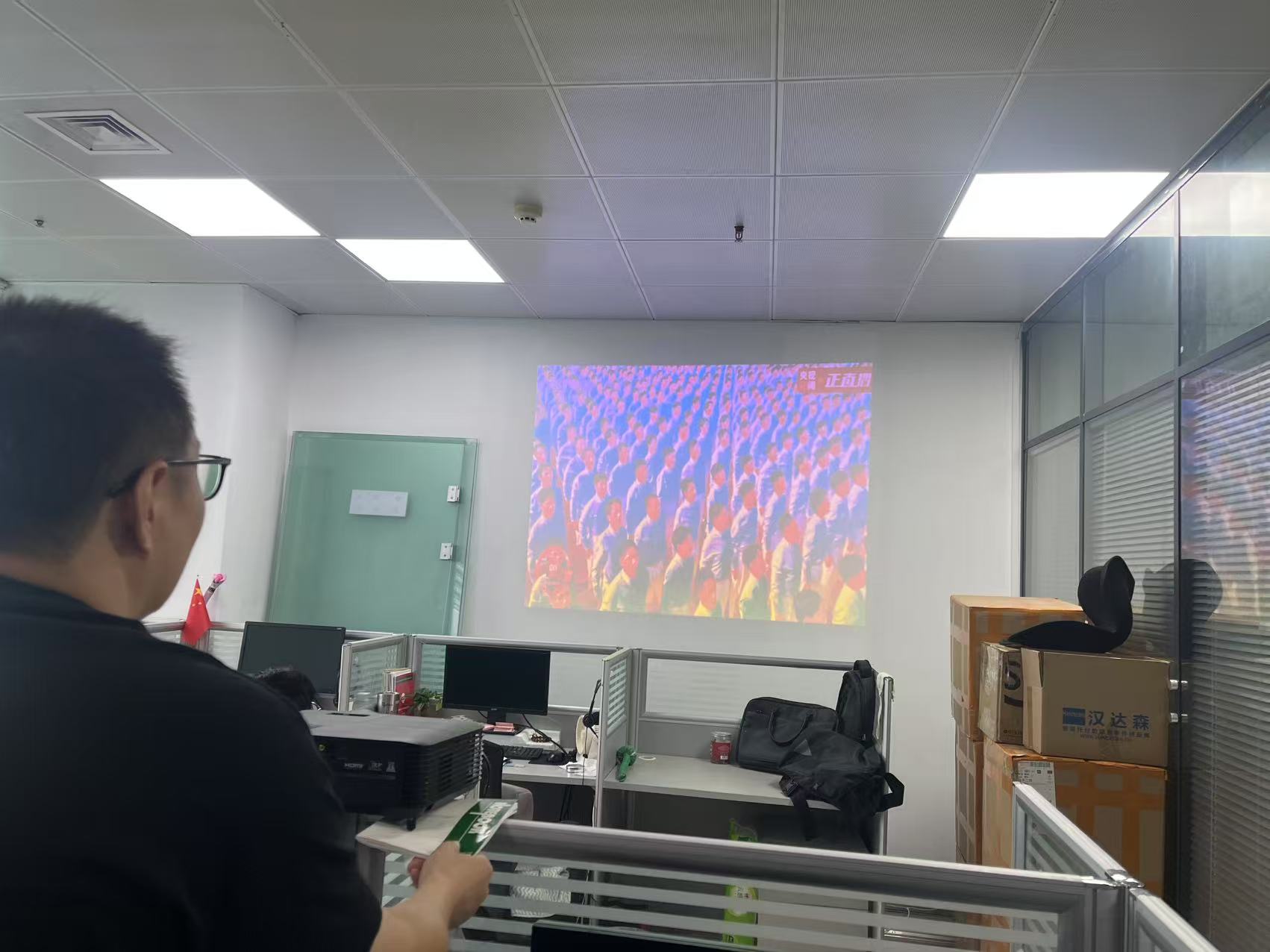 汉达森全体员工共赏阅兵盛典