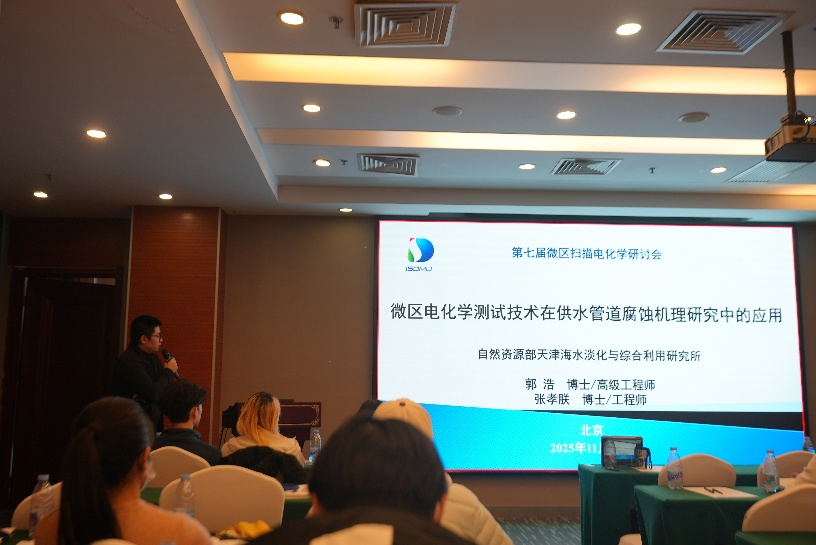 A group of people in a room

AI-generated content may be incorrect.