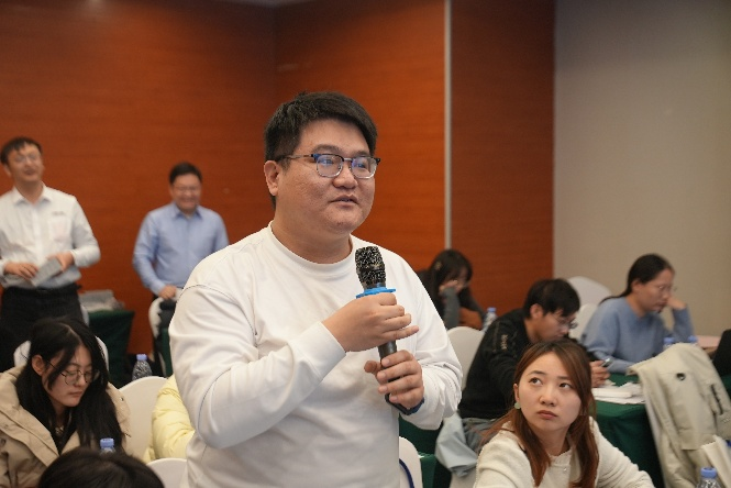 A person holding a microphone

AI-generated content may be incorrect.